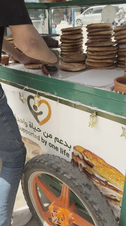 عربة كعك بدعم من حياة واحدة