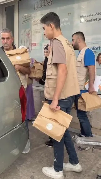 متطوعون يوصلون أكياس المساعدات