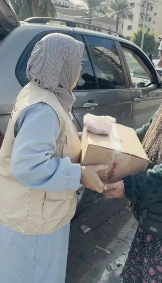 متطوعة توصل المساعدة