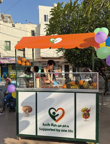 عربة فاكهة بدعم من حياة واحدة