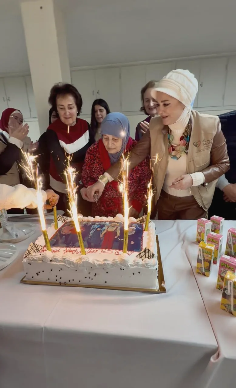 احتفال بعيد ميلاد مع كبار السن