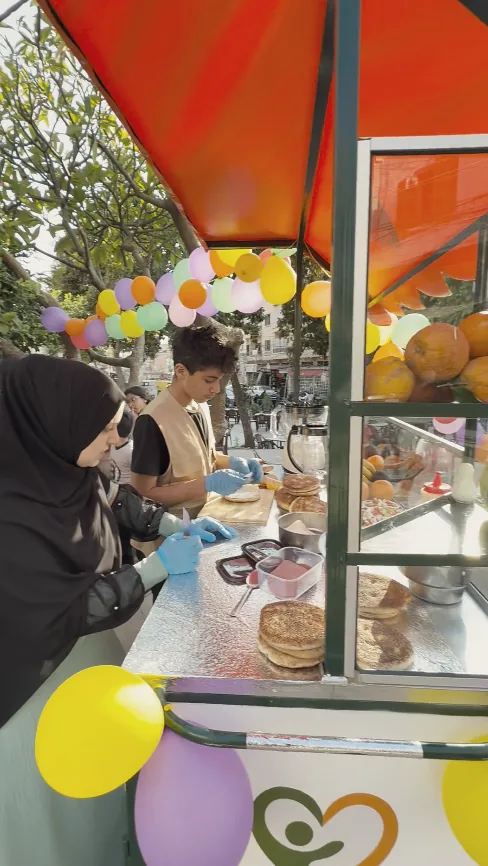 عربة حلويات في يومها الأول